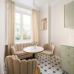 Apartment Urban Heart Deluxe By Bookinghost *