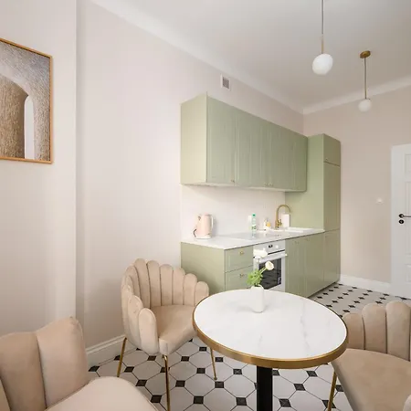 Urban Heart Deluxe By Bookinghost